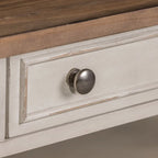 Table basse Morgan Creek blanc antique, avec accents tabac brossé.