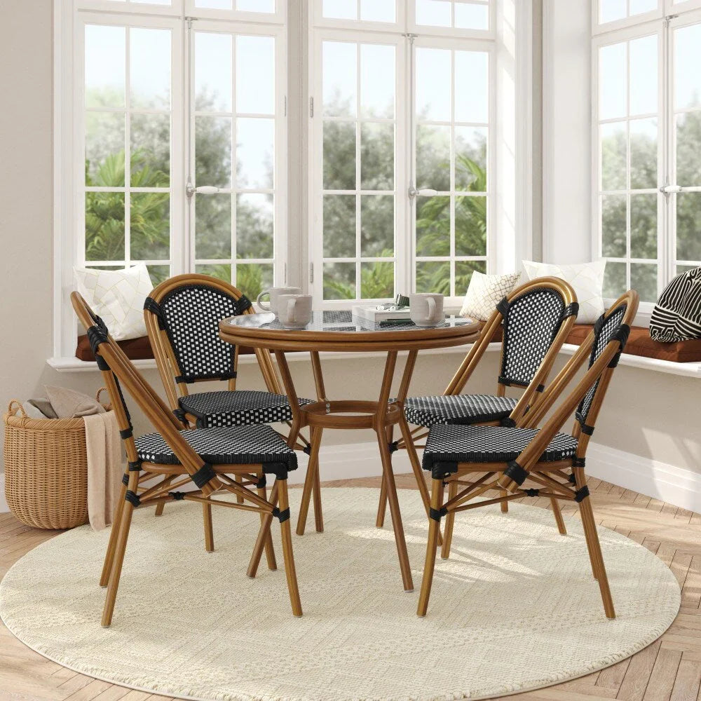 Ensemble bistrot commercial intérieur/extérieur avec table et quatre chaises