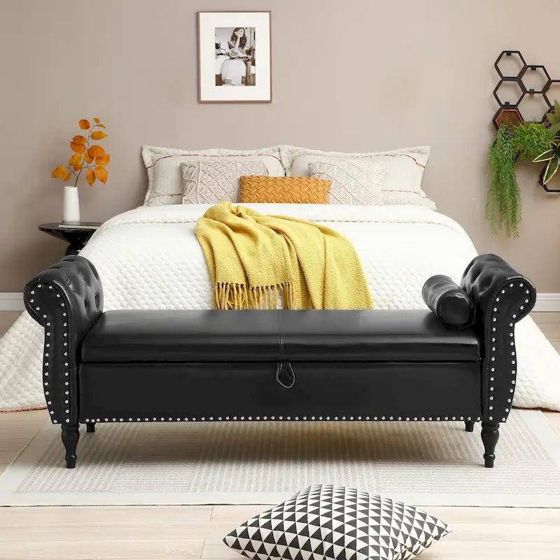Banc de lit rembourré en PU de 63 po avec rangement à couvercle rabattable et garniture cloutée