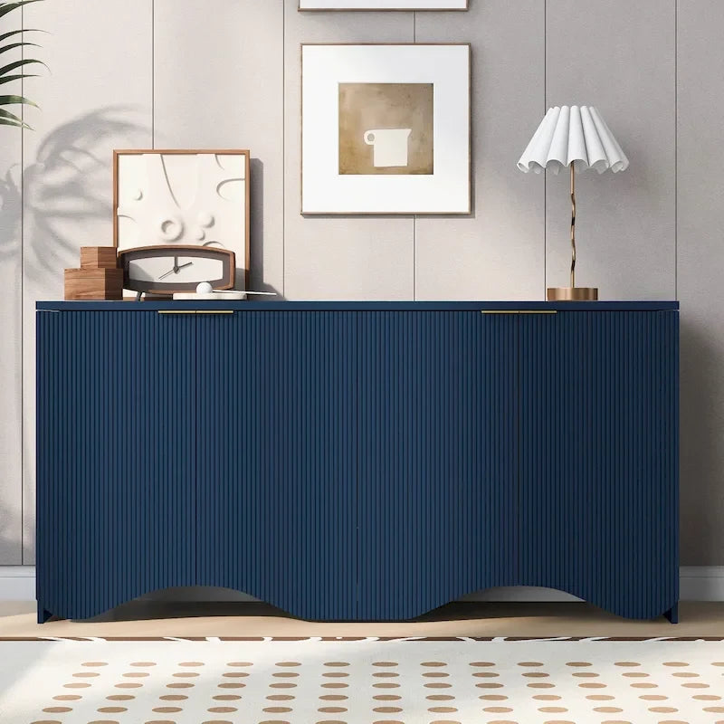 Meuble de rangement à quatre portes avec motif à rayures verticales et design ondulé