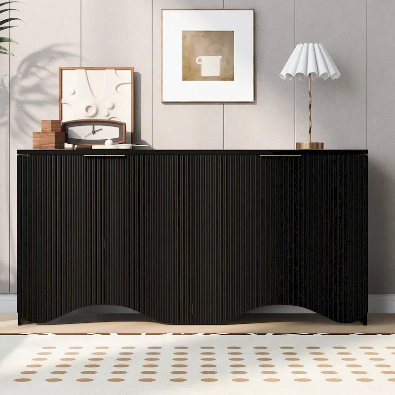 Meuble de rangement à quatre portes avec motif à rayures verticales et design ondulé