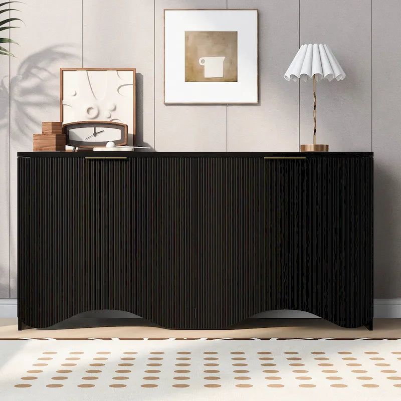 Meuble de rangement à quatre portes avec motif à rayures verticales et design ondulé