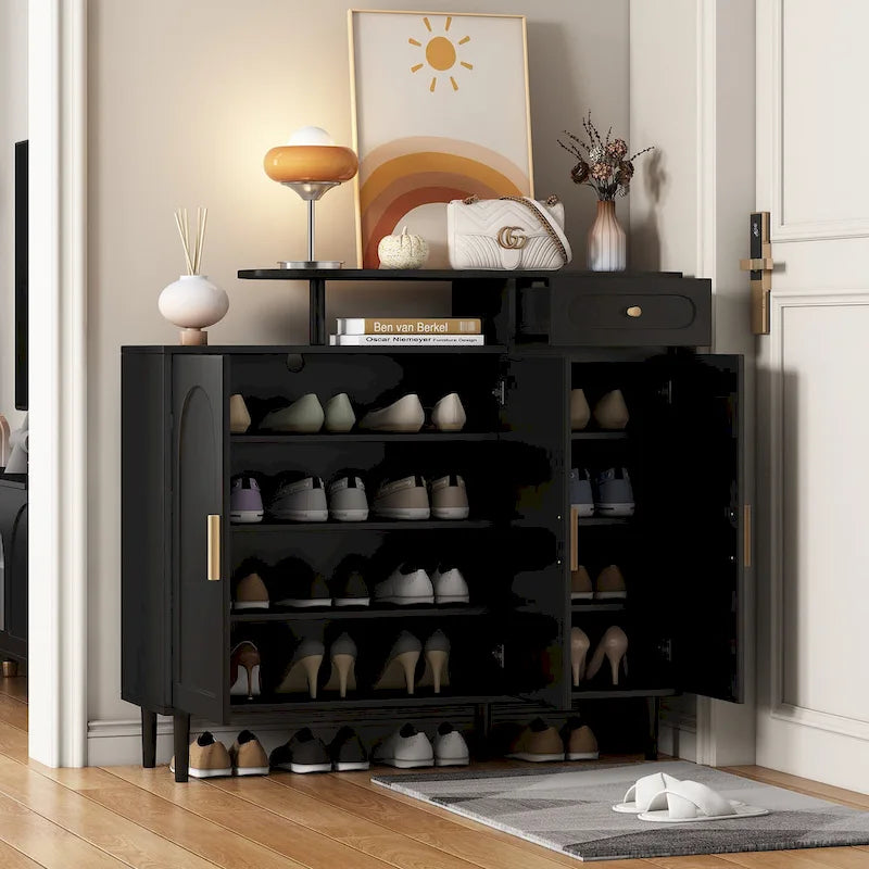 Meuble à chaussures élégant avec portes cintrées et tiroir, buffet de rangement de style crème avec étagères réglables et pieds en bois massif