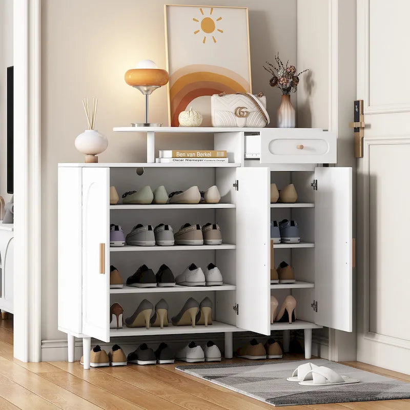 Meuble à chaussures élégant avec portes cintrées et tiroir, buffet de rangement de style crème avec étagères réglables et pieds en bois massif