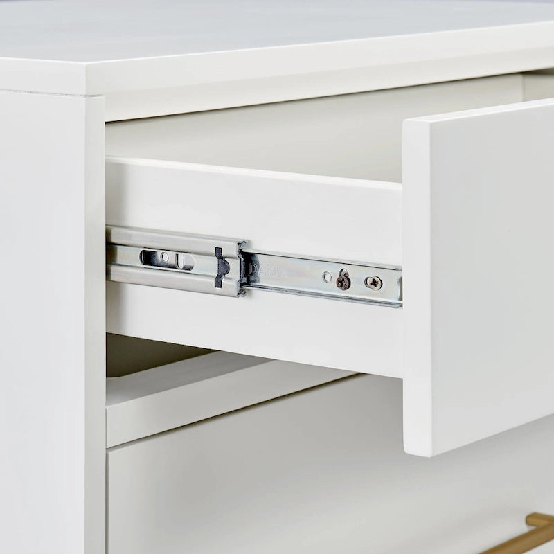 Table de chevet blanche à deux tiroirs de 25,75 po avec poignées dorées