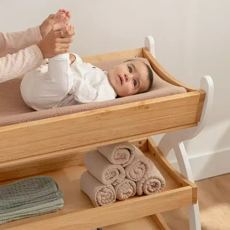 Table à langer Comfy Cubs - Construction robuste en bois, design intemporel avec deux étagères ouvertes pour les indispensables de bébé