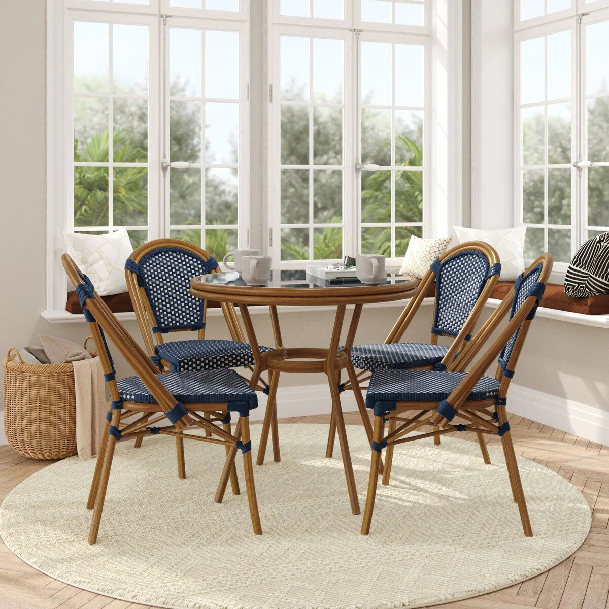 Ensemble bistrot commercial intérieur/extérieur avec table et quatre chaises