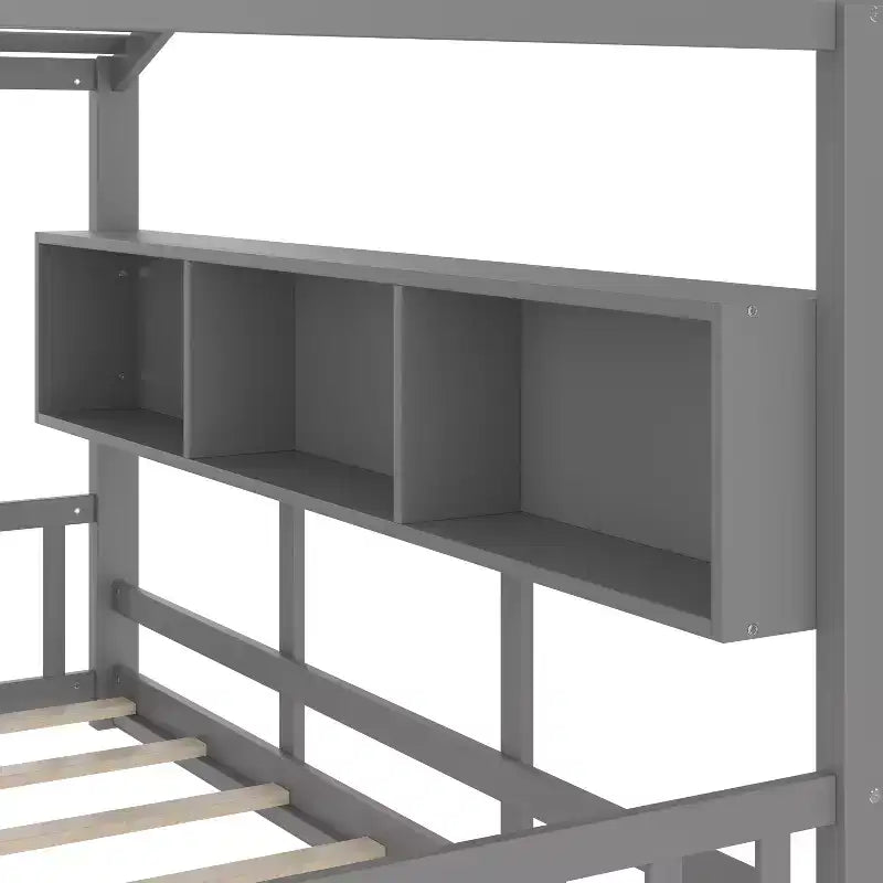 Lit cabane au sol avec étagères de rangement intégrées et toit en lattes