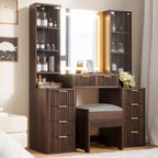 Ensemble de vanité moderne JVNOXK de 43,5 pouces avec miroir et lumière, doté de tiroirs et d'une armoire en verre transparent, inclut un tabouret et une station de recharge, marron