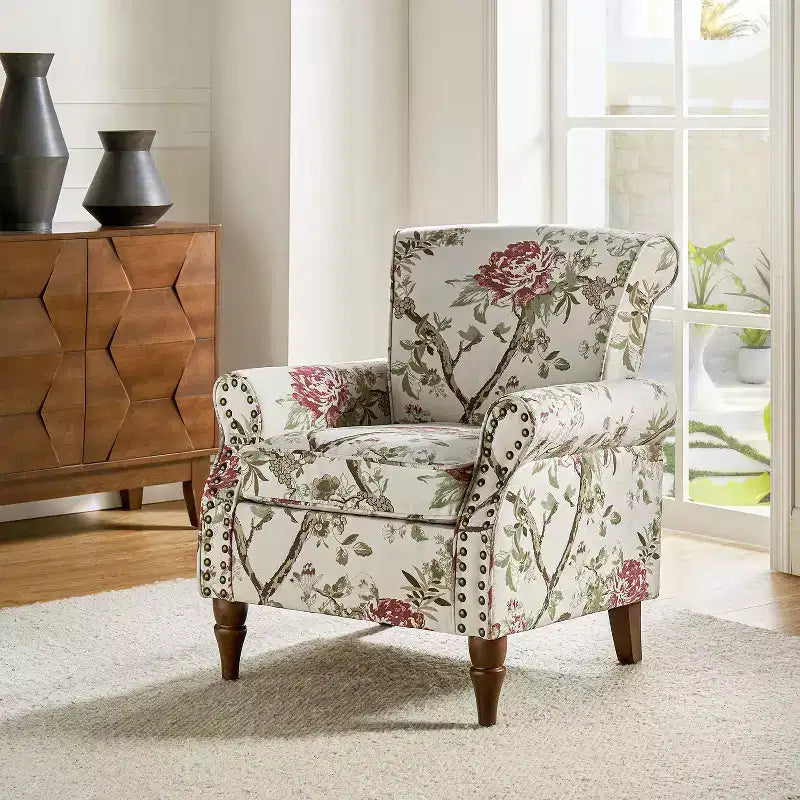 Fauteuil en bois traditionnel Araceli, rembourré à motifs floraux, avec dossier à oreilles et garniture cloutée | ART OF LIVING DESIGNS