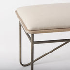 Banc Camille avec assise en tissu crème et structure en métal foncé – 55,5 larg. x 16 prof. x 17 haut.