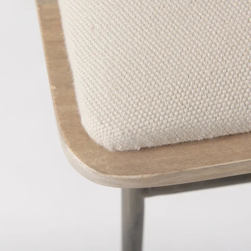 Banc Camille avec assise en tissu crème et structure en métal foncé – 55,5 larg. x 16 prof. x 17 haut.