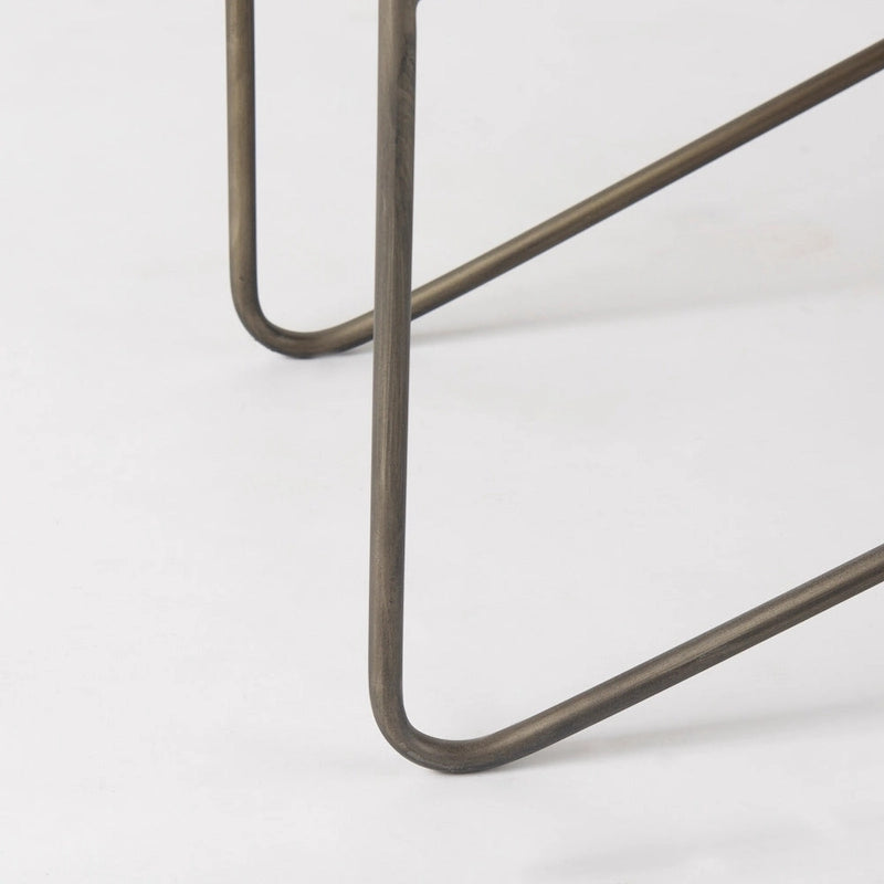 Banc Camille avec assise en tissu crème et structure en métal foncé – 55,5 larg. x 16 prof. x 17 haut.
