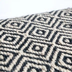 HomeRoots Banc en coton mélangé capitonné motif treillis, noir, blanc et gris, 56 po - 56