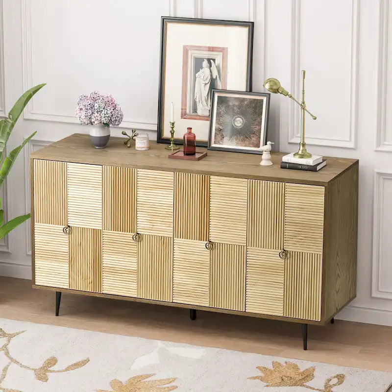 Meuble bas vintage à 4 portes avec portes décorées à effet sculpté