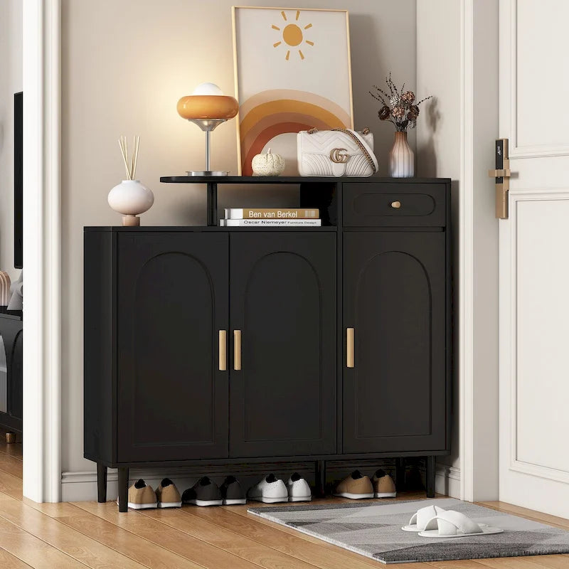 Meuble à chaussures avec portes arquées et tiroir, buffet de rangement style crème avec étagères réglables et pieds en bois massif
