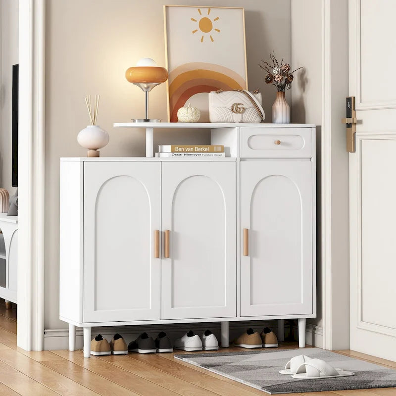 Meuble à chaussures avec portes arquées et tiroir, buffet de rangement style crème avec étagères réglables et pieds en bois massif