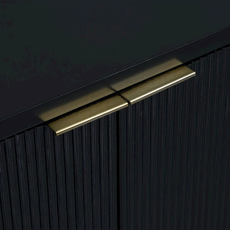 Armoire à quatre portes aux rayures verticales et au design ondulé, adaptée pour le couloir, l'entrée, le salon