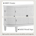 Meuble en bois avec portes à motifs anciens