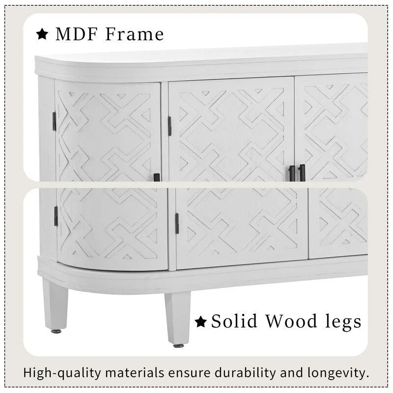 Meuble en bois avec portes à motifs anciens