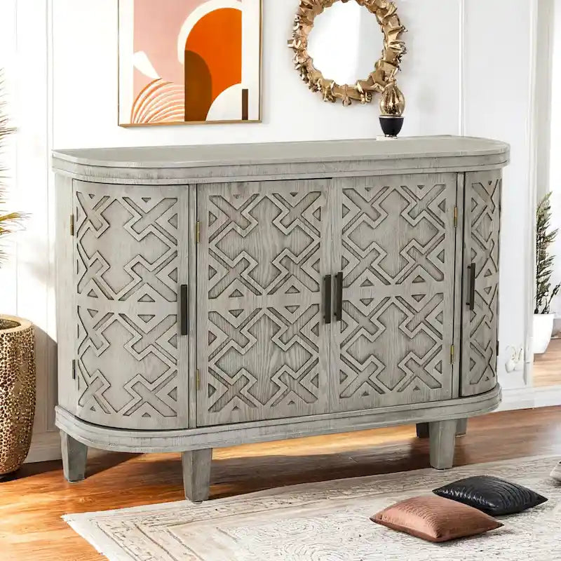 Meuble en bois avec portes à motifs anciens