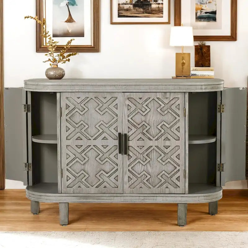 Meuble en bois avec portes à motifs anciens