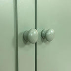 Meuble de rangement fonctionnel à 4 portes avec intaglio et pieds en pin