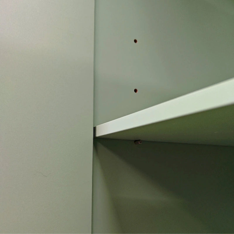 Meuble de rangement fonctionnel à 4 portes avec intaglio et pieds en pin