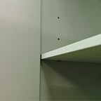 Meuble de rangement fonctionnel à 4 portes avec intaglio et pieds en pin