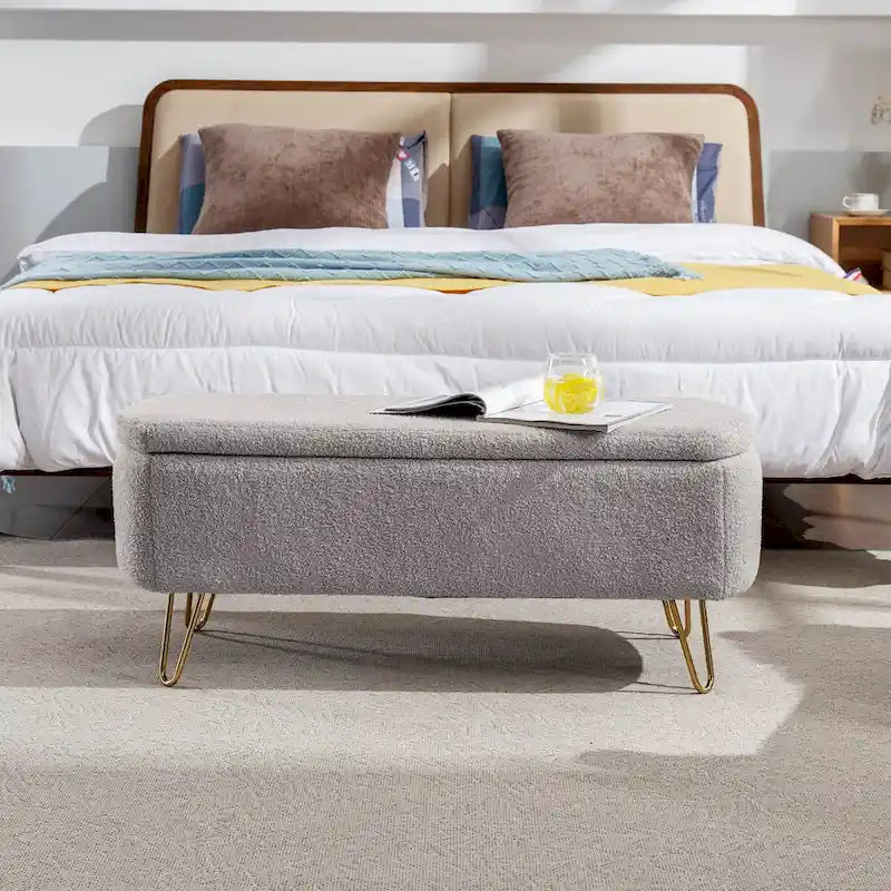 Banc pouf de rangement gris pour pied de lit avec pieds dorés, banc d'entrée moderne en fausse fourrure grise rembourré avec rangement