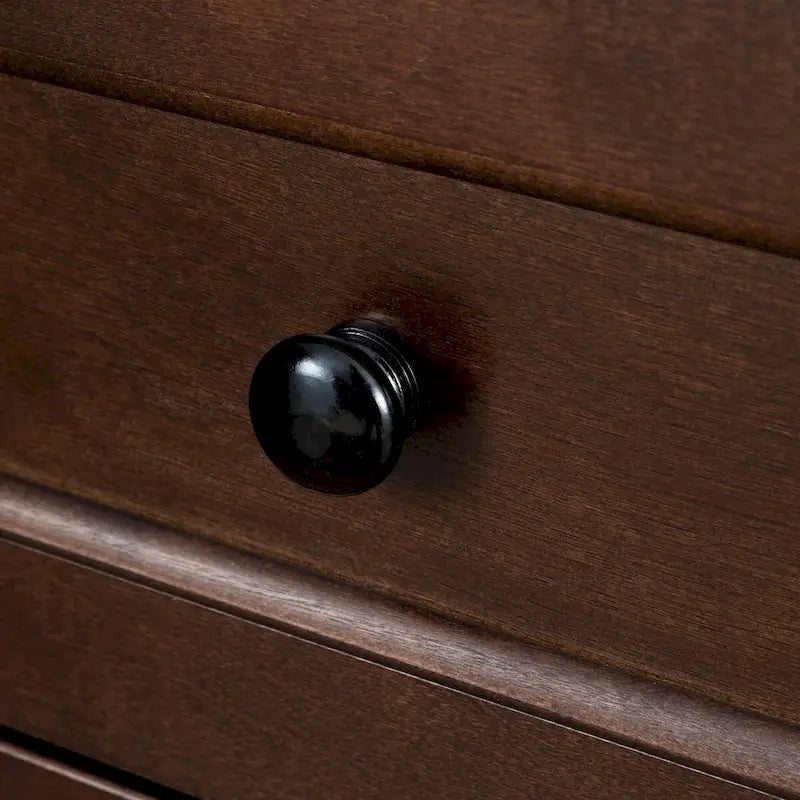 Commode en bois peinte à la bombe