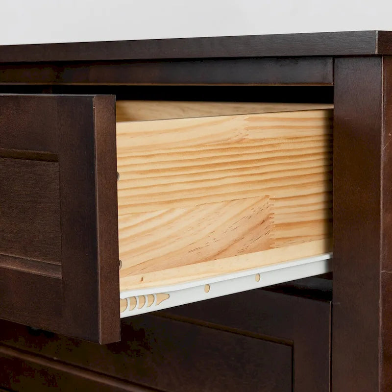Commode en bois peinte à la bombe