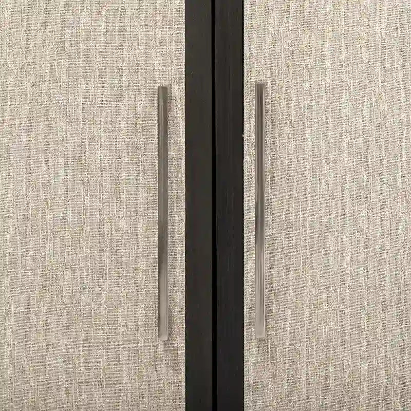 Meuble de style "Luxe Léger" avec quatre portes en lin, convient pour le salon, le bureau, l'entrée.
