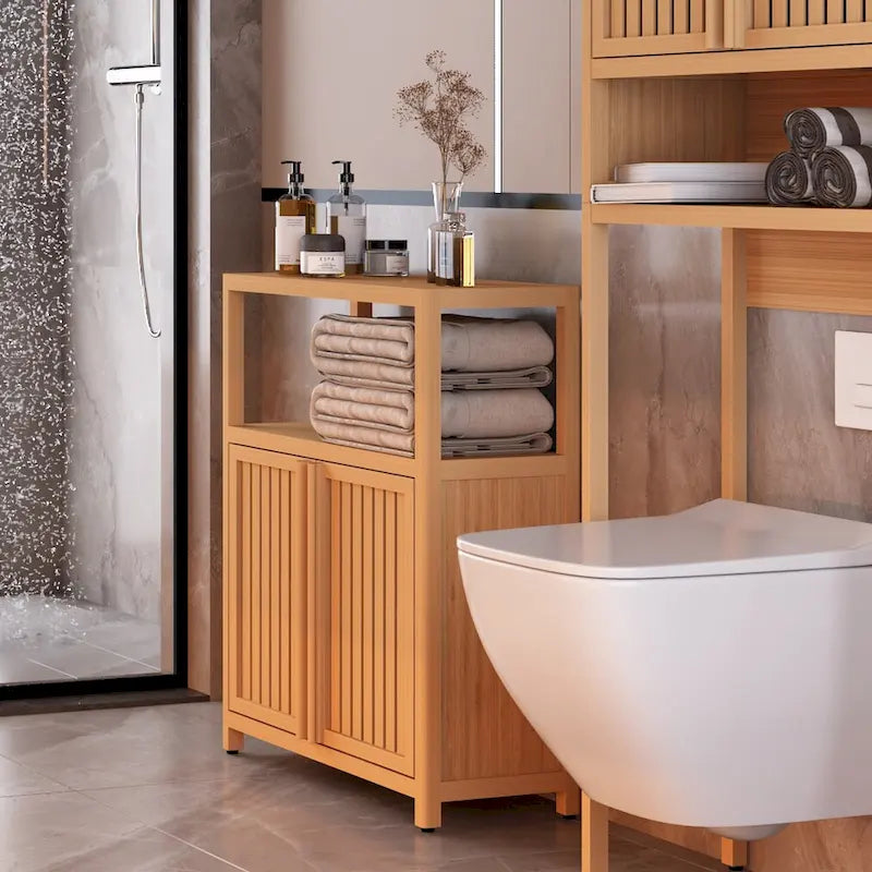 Meuble de rangement de salle de bain sur pied, en bambou naturel avec portes plates et étagère ouverte.