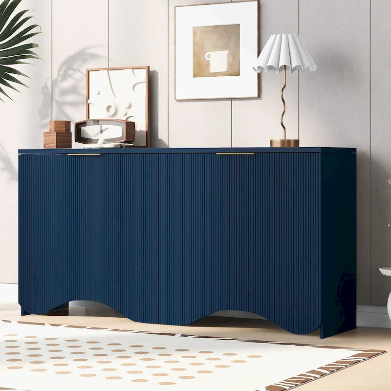 Meuble bas à quatre portes avec des rayures verticales et des motifs ondulés