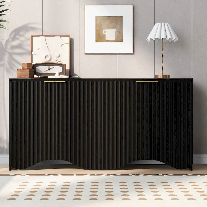 Meuble bas à quatre portes avec des rayures verticales et des motifs ondulés