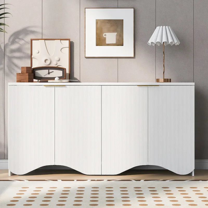 Meuble bas à quatre portes avec des rayures verticales et des motifs ondulés