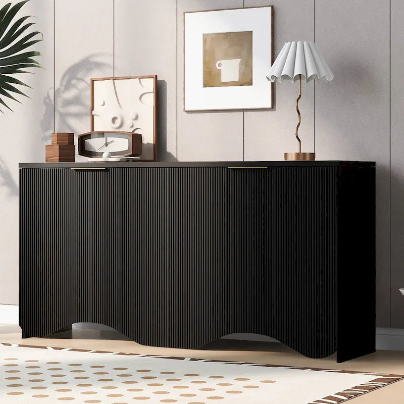 Meuble bas à quatre portes avec des rayures verticales et des motifs ondulés