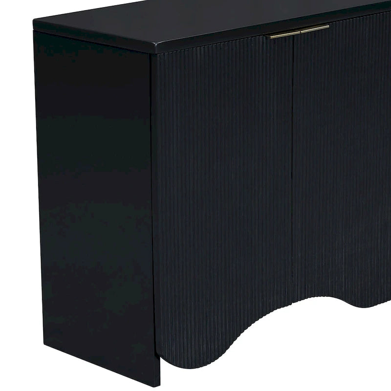 Meuble bas à quatre portes avec des rayures verticales et des motifs ondulés