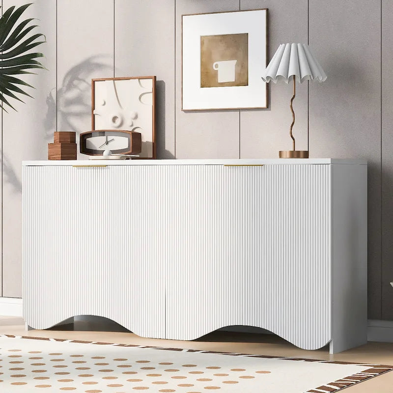 Meuble bas à quatre portes avec des rayures verticales et des motifs ondulés