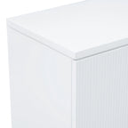Meuble bas à quatre portes avec des rayures verticales et des motifs ondulés