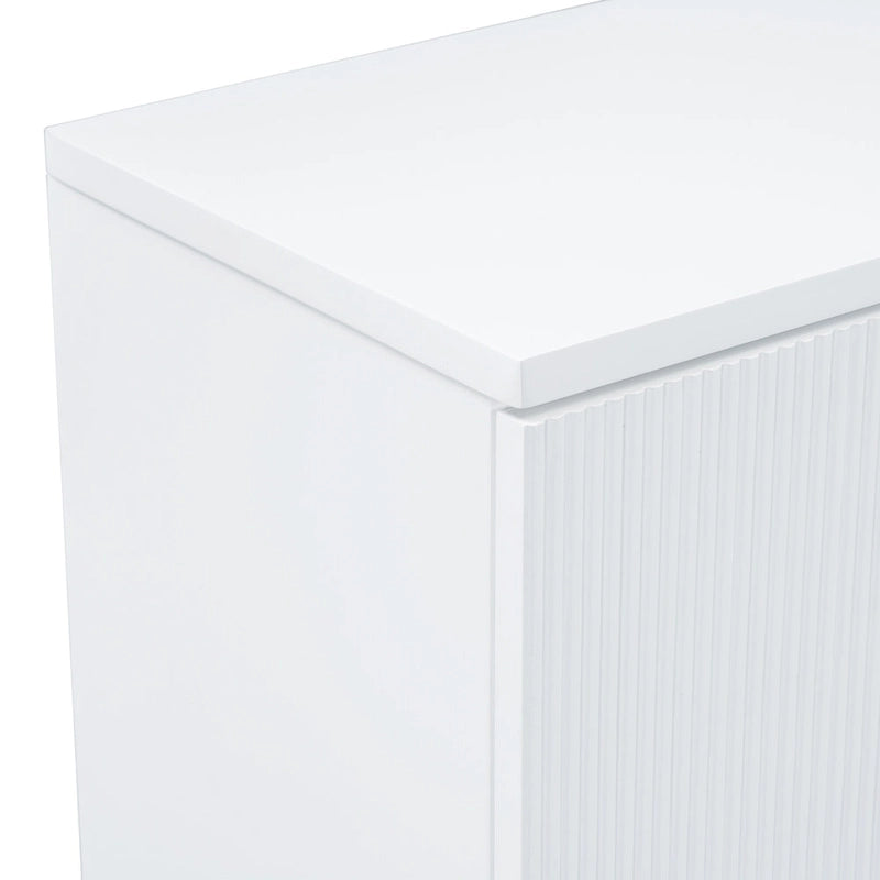 Meuble bas à quatre portes avec des rayures verticales et des motifs ondulés