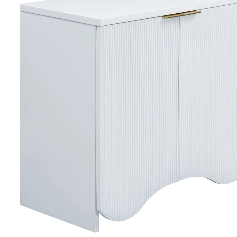 Meuble bas à quatre portes avec des rayures verticales et des motifs ondulés
