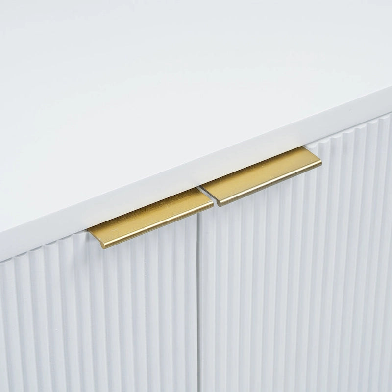 Meuble bas à quatre portes avec des rayures verticales et des motifs ondulés