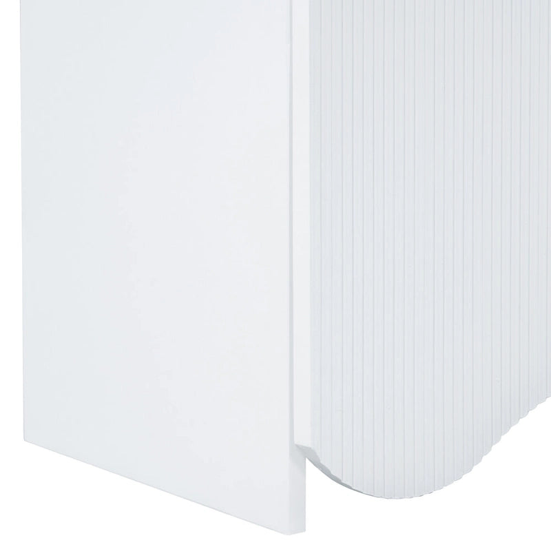 Meuble bas à quatre portes avec des rayures verticales et des motifs ondulés