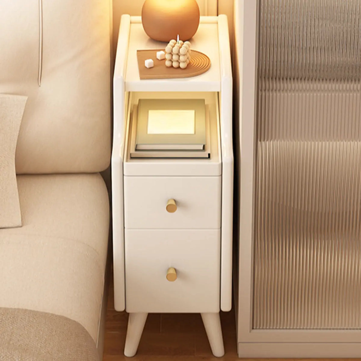 Table de chevet étroite en bois blanc à 2 étagères