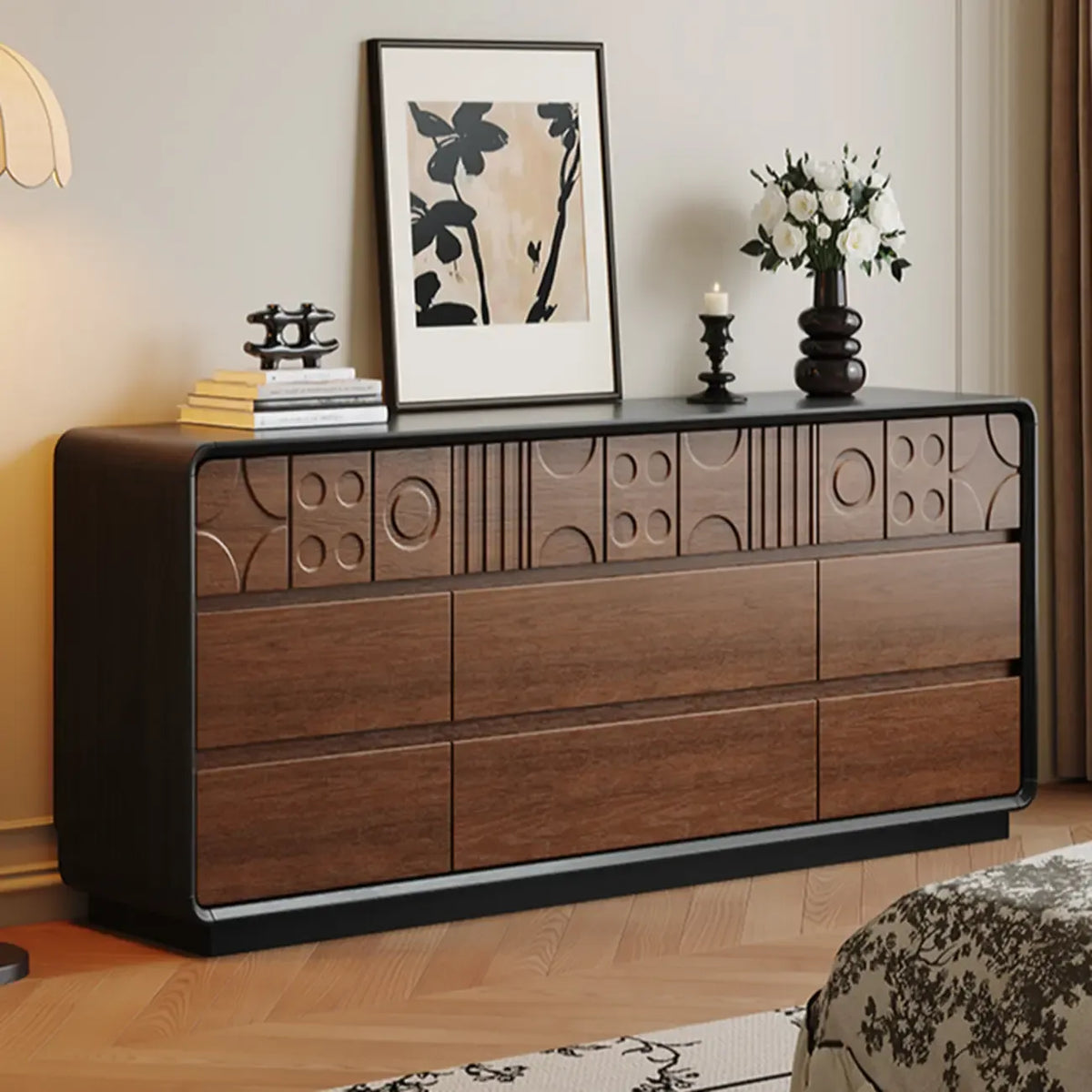 Commode en bois d'inspiration Art déco avec sculptures géométriques
