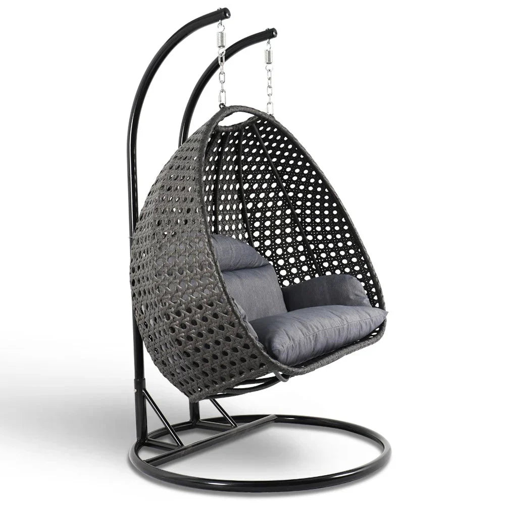 LeisureMod Fauteuil suspendu œuf 2 places avec support - Balançoire / hamac de patio en rotin osier pour extérieur/intérieur avec coussins