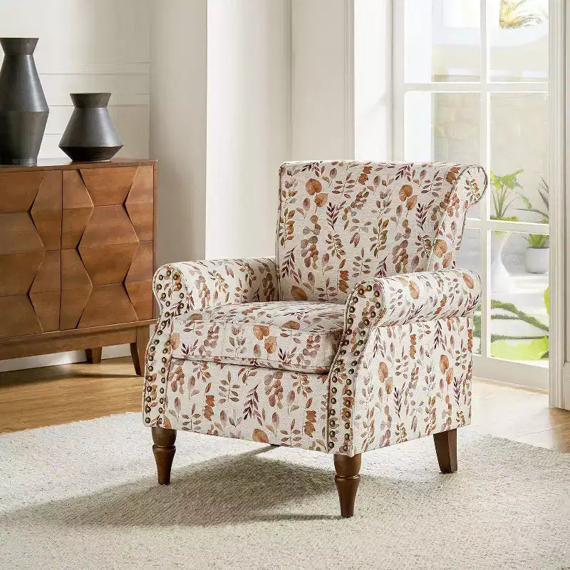 Fauteuil en bois traditionnel Araceli, rembourré à motifs floraux, avec dossier à oreilles et garniture cloutée | ART OF LIVING DESIGNS